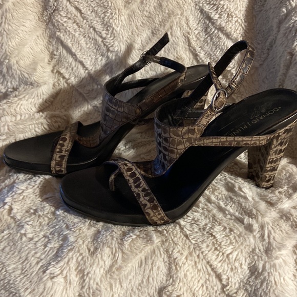 DONALD J PLINER PEGGY LEATHER T-STRAP HEELED SANDAL Sz 8 - Picture 8 of 16